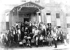 Martí con un grupo de emigrados revolucionarios cubanos a la entrada de la fábrica de tabacos de Vicente Martínez Ybor, en Ybor City (1892)