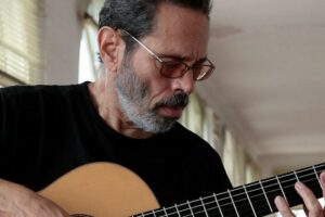 Lee más sobre el artículo El eterno presente de Leo Brouwer